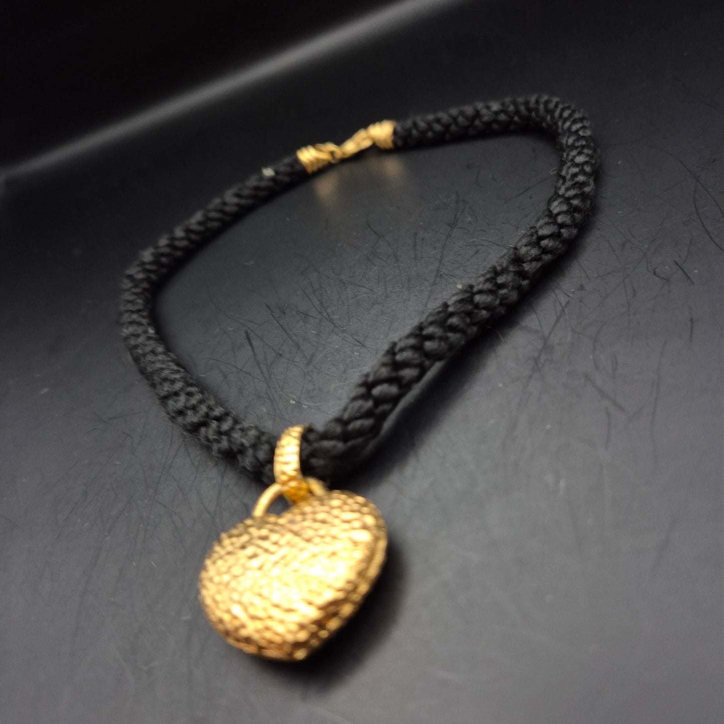 Edle Damen Kette mit gehämmertem Herz Anhänger in Gold-Optik