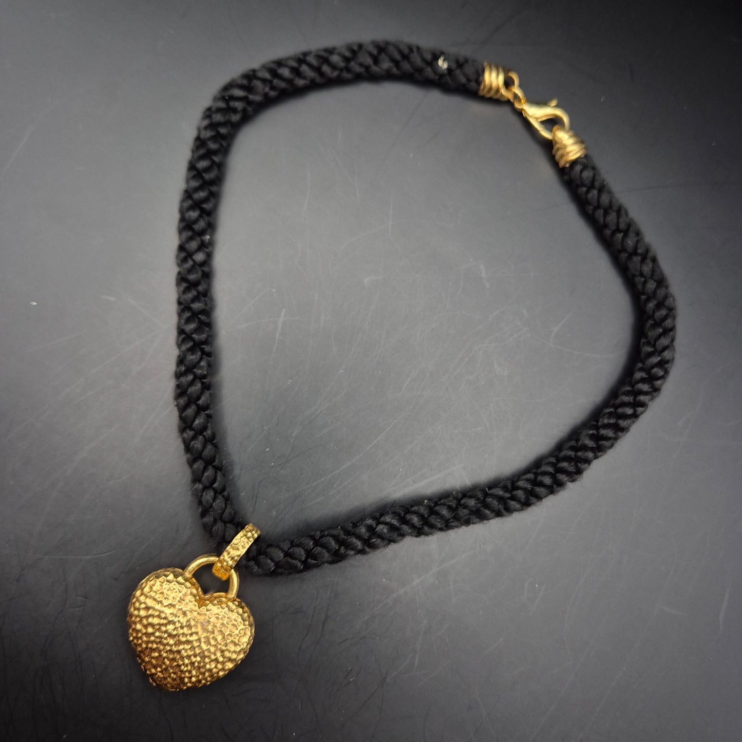 Edle Damen Kette mit gehämmertem Herz Anhänger in Gold-Optik
