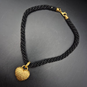 Edle Damen Kette mit gehämmertem Herz Anhänger in Gold-Optik