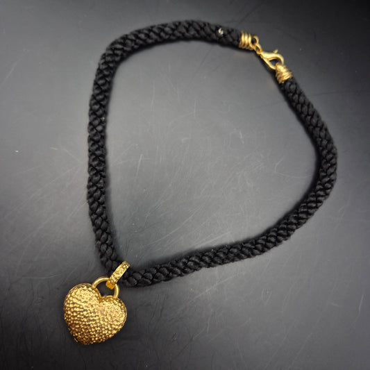 Edle Damen Kette mit gehämmertem Herz Anhänger in Gold-Optik