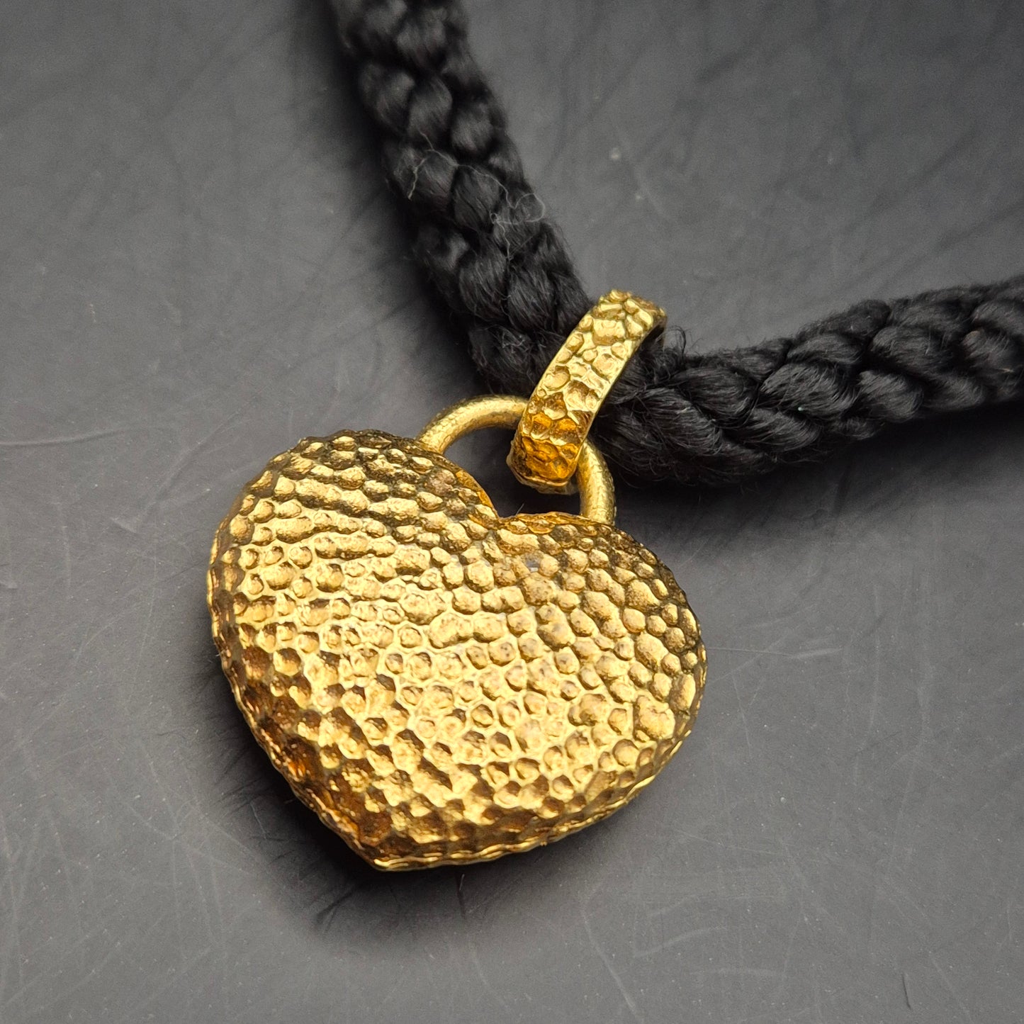 Edle Damen Kette mit gehämmertem Herz Anhänger in Gold-Optik