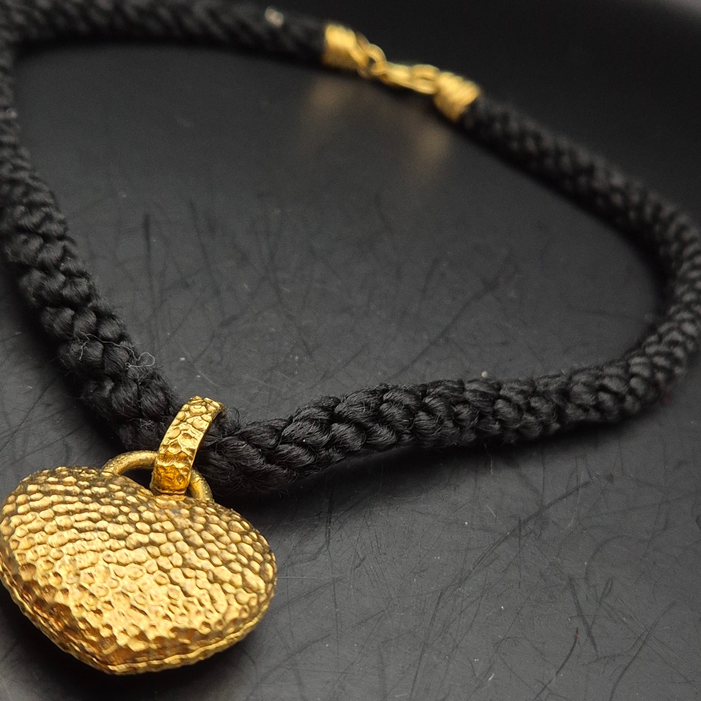 Edle Damen Kette mit gehämmertem Herz Anhänger in Gold-Optik