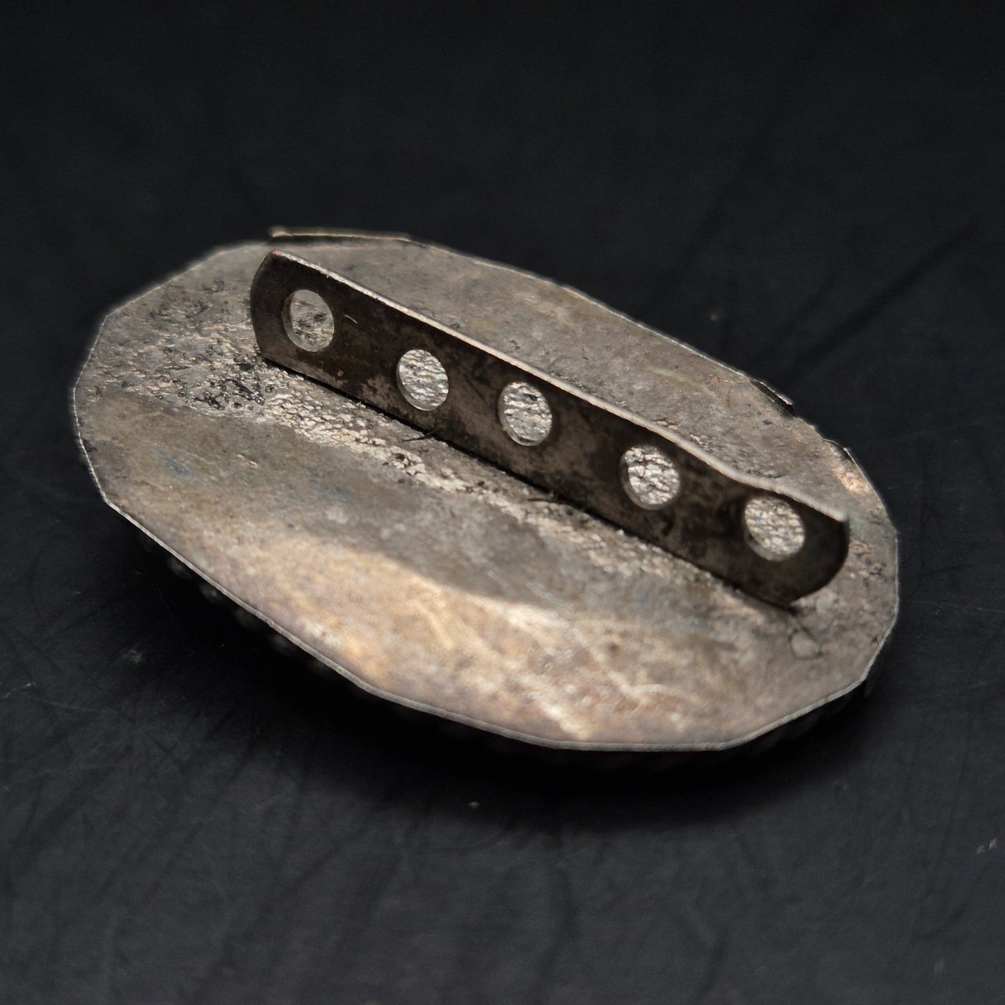 Vintage Brosche mit Naturstein – Antik-Stil Silber-Optik für Sammler