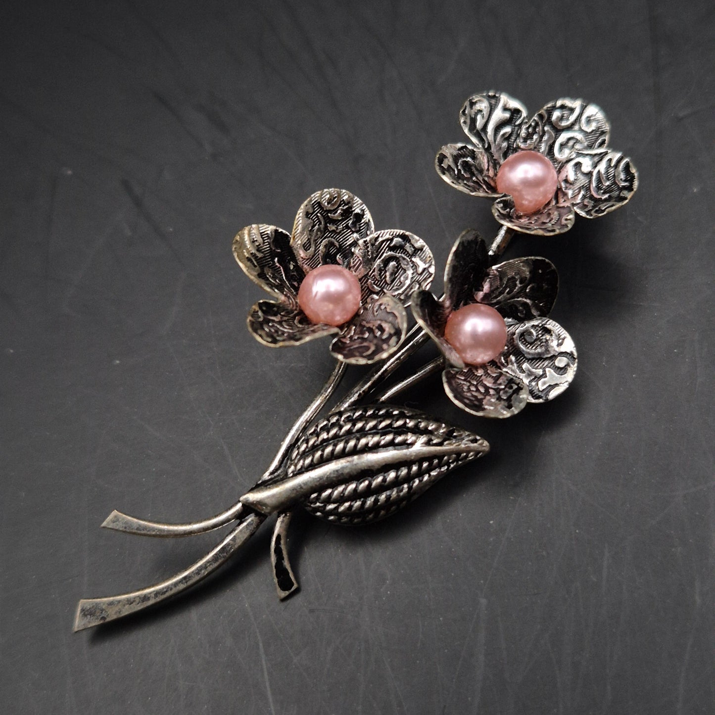 Elegante Blumen Brosche mit Rosa Perlen – Vintage Design für Damen