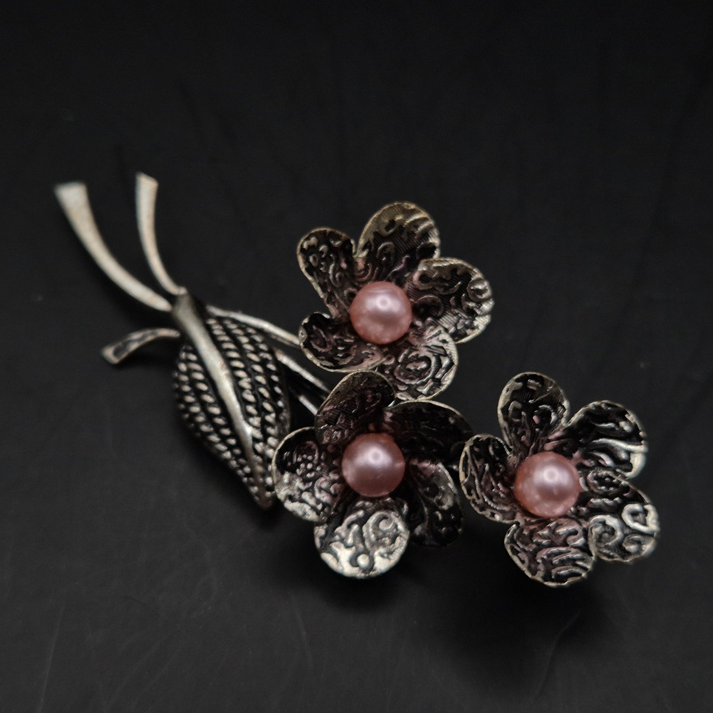 Elegante Blumen Brosche mit Rosa Perlen – Vintage Design für Damen