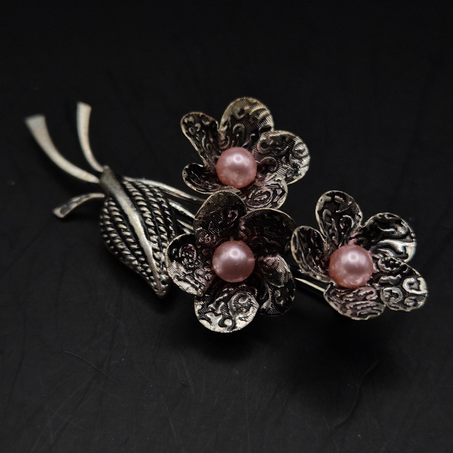 Elegante Blumen Brosche mit Rosa Perlen – Vintage Design für Damen