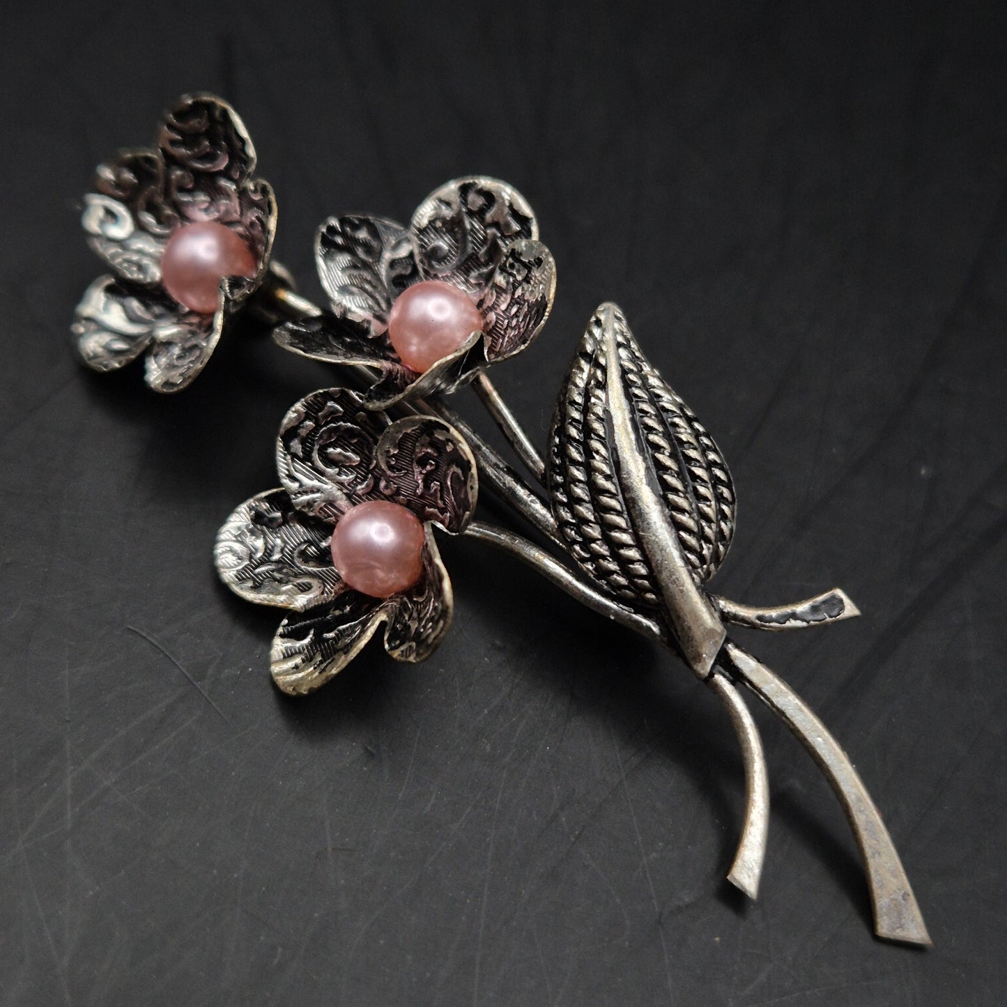 Elegante Blumen Brosche mit Rosa Perlen – Vintage Design für Damen
