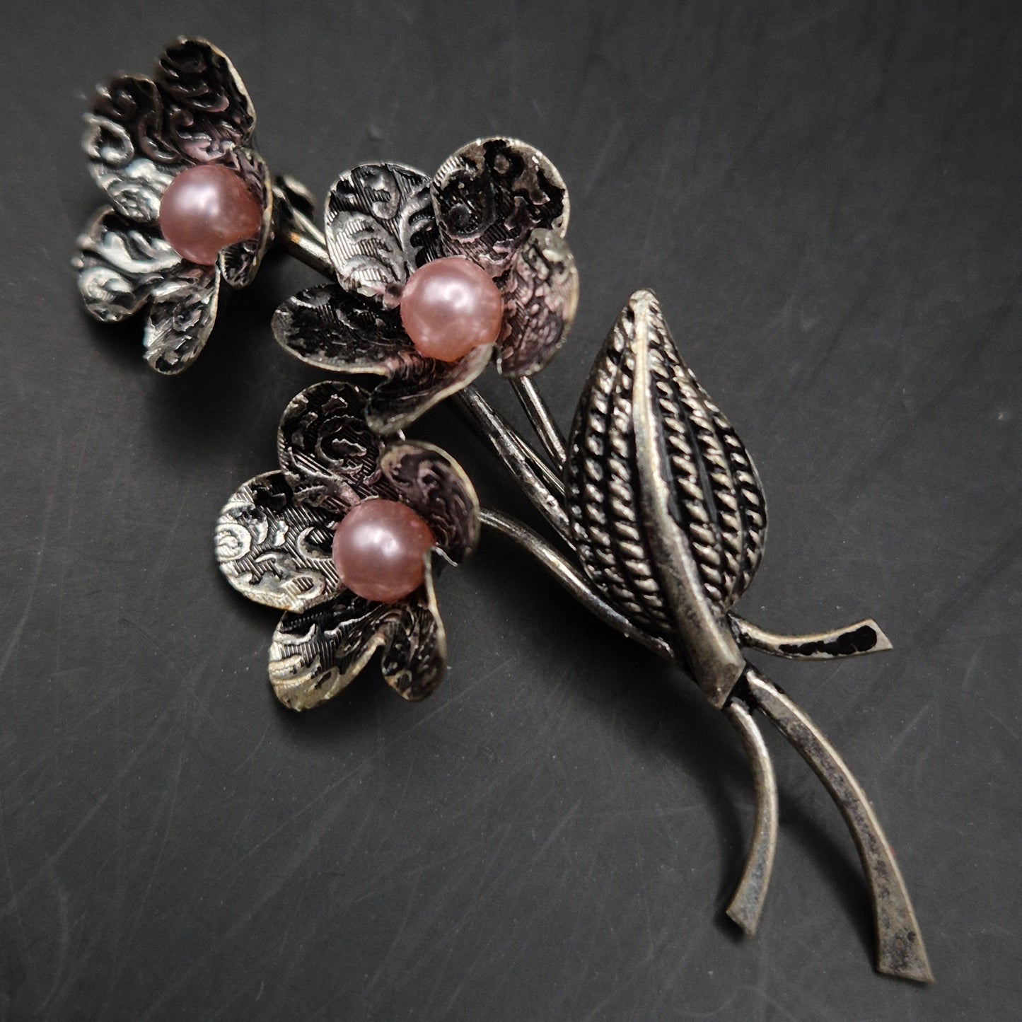 Elegante Blumen Brosche mit Rosa Perlen – Vintage Design für Damen