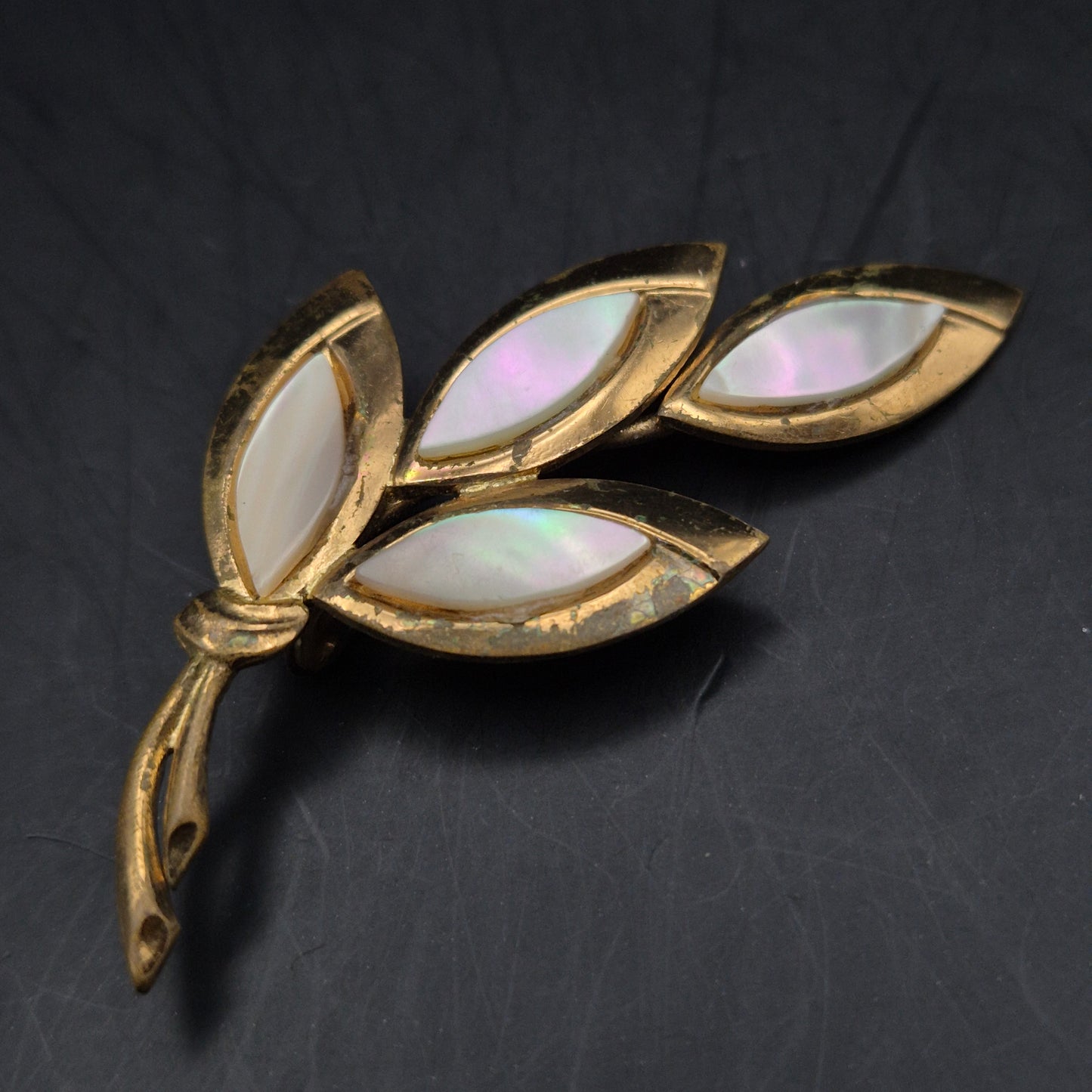 Vintage Brosche mit Perlmutt Inlay – Goldfarbenes Blatt Design