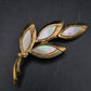 Vintage Brosche mit Perlmutt Inlay – Goldfarbenes Blatt Design