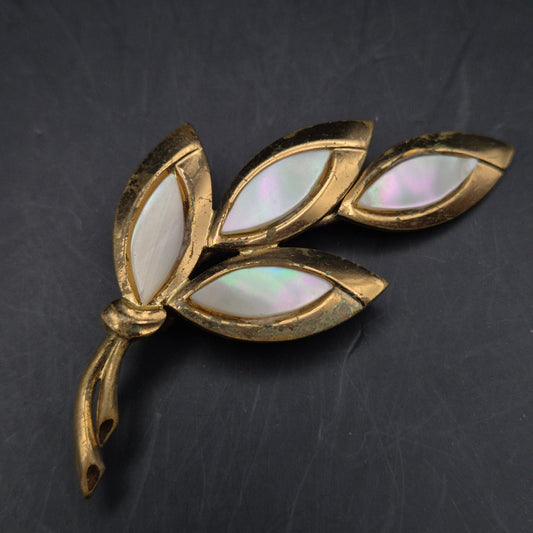 Vintage Brosche mit Perlmutt Inlay – Goldfarbenes Blatt Design