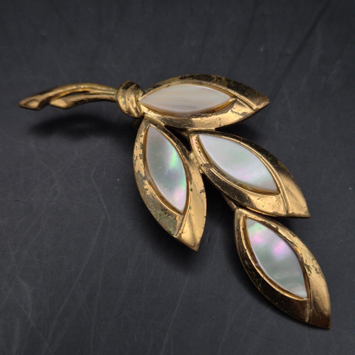 Vintage Brosche mit Perlmutt Inlay – Goldfarbenes Blatt Design