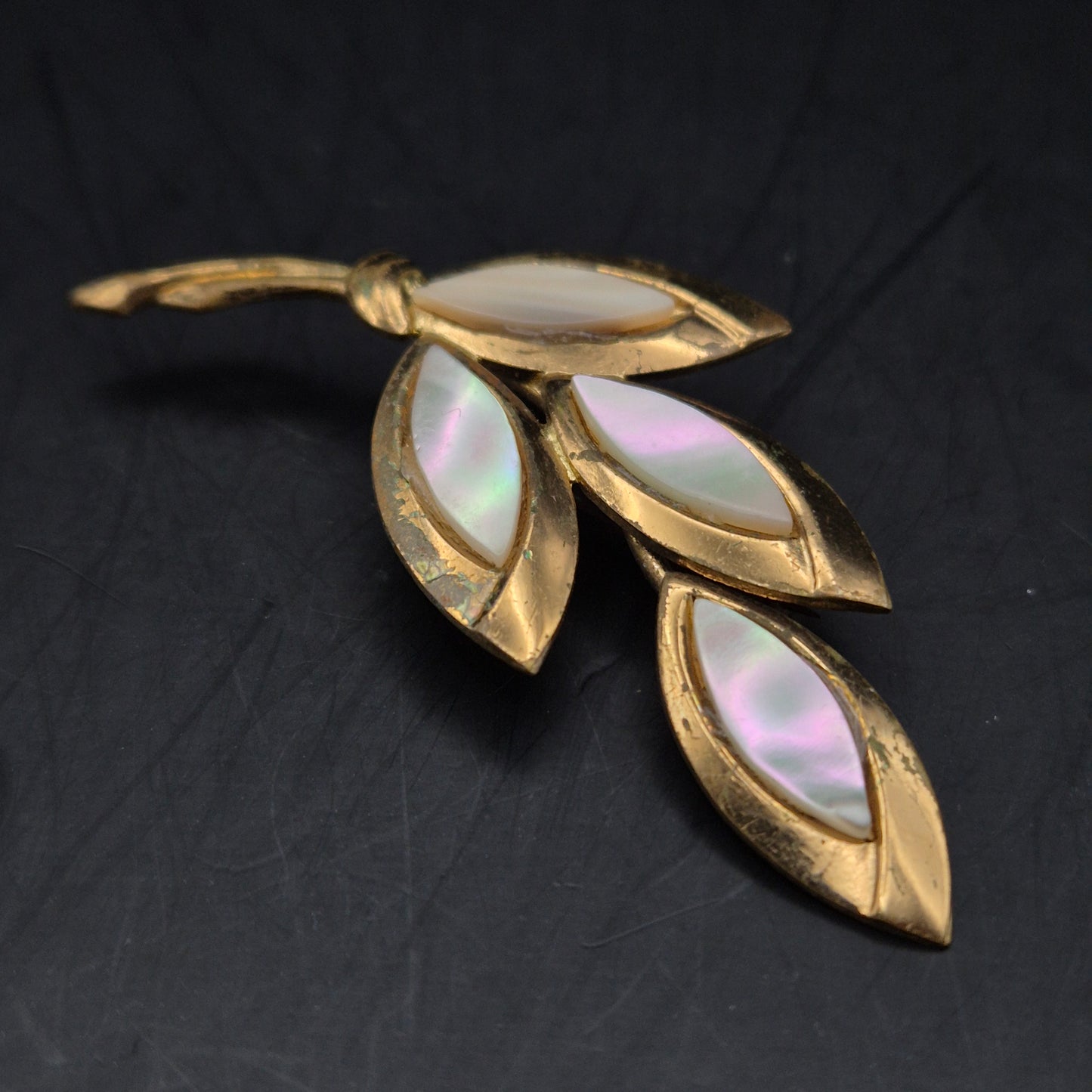 Vintage Brosche mit Perlmutt Inlay – Goldfarbenes Blatt Design
