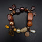 Stilvolles Damen Armband – Erdtöne mit Goldfluss und Charms