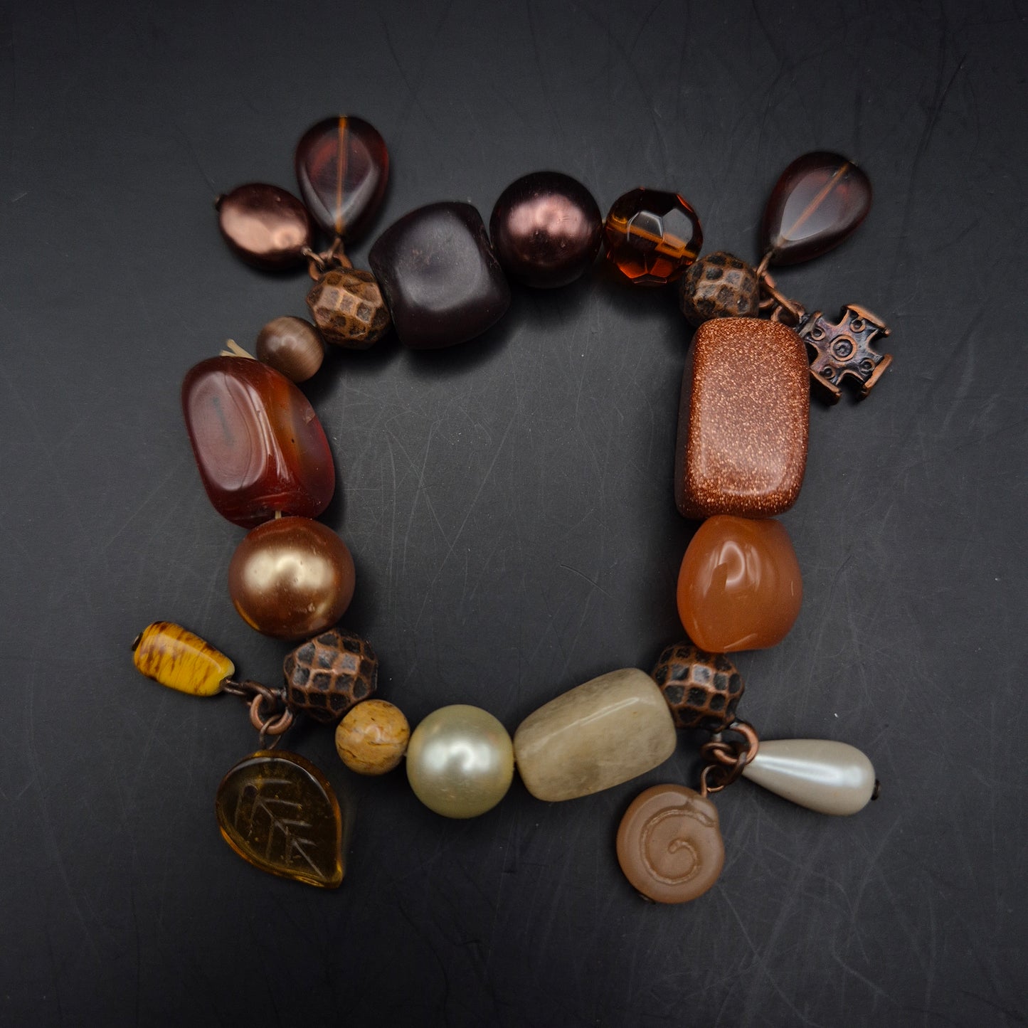 Stilvolles Damen Armband – Erdtöne mit Goldfluss und Charms