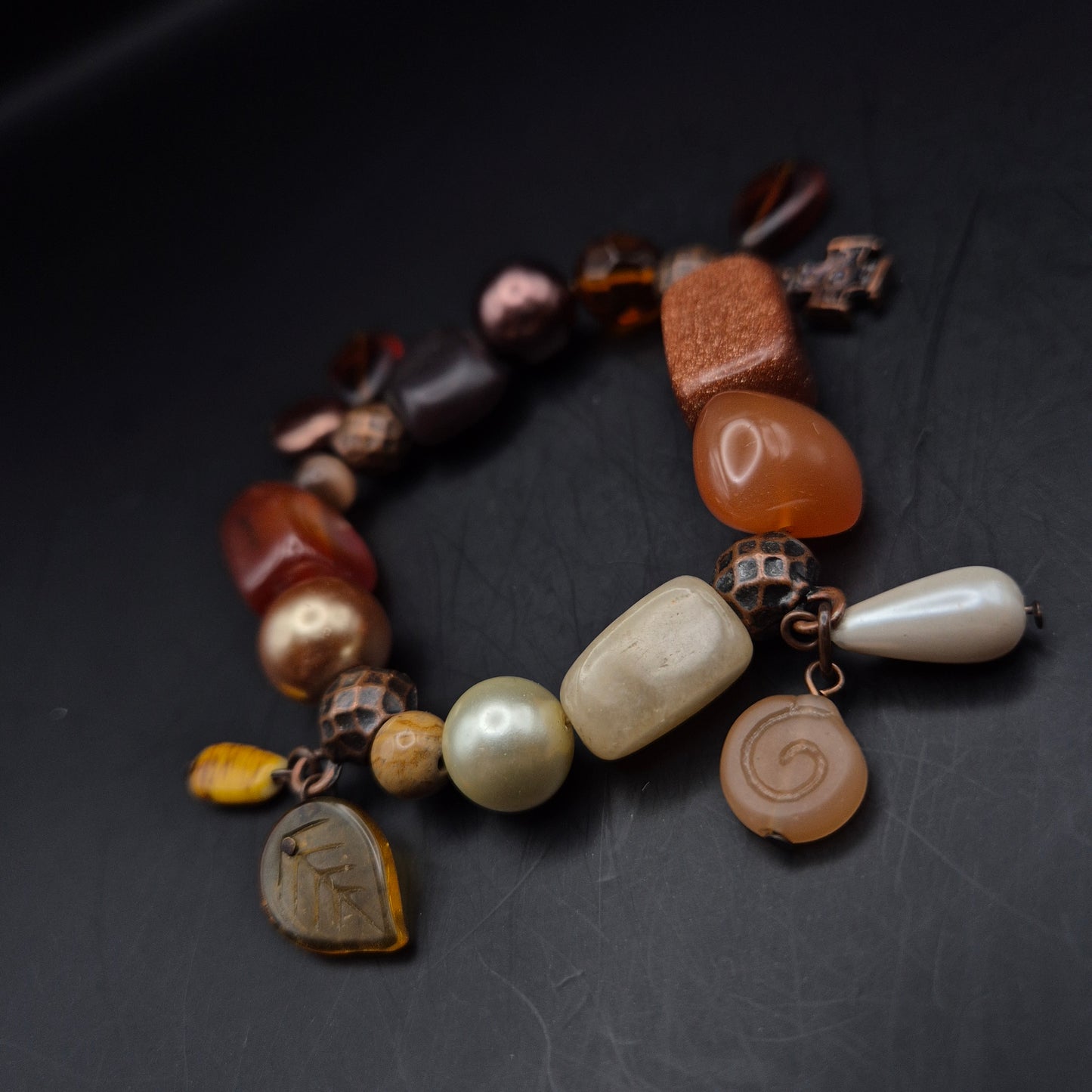 Stilvolles Damen Armband – Erdtöne mit Goldfluss und Charms