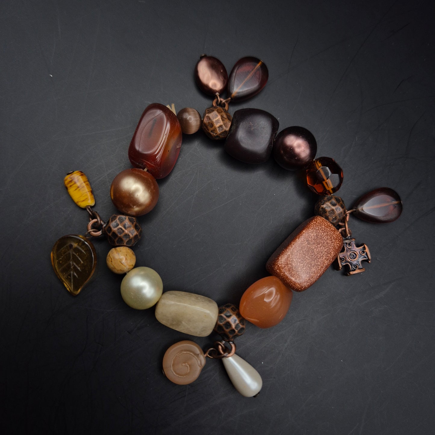 Stilvolles Damen Armband – Erdtöne mit Goldfluss und Charms
