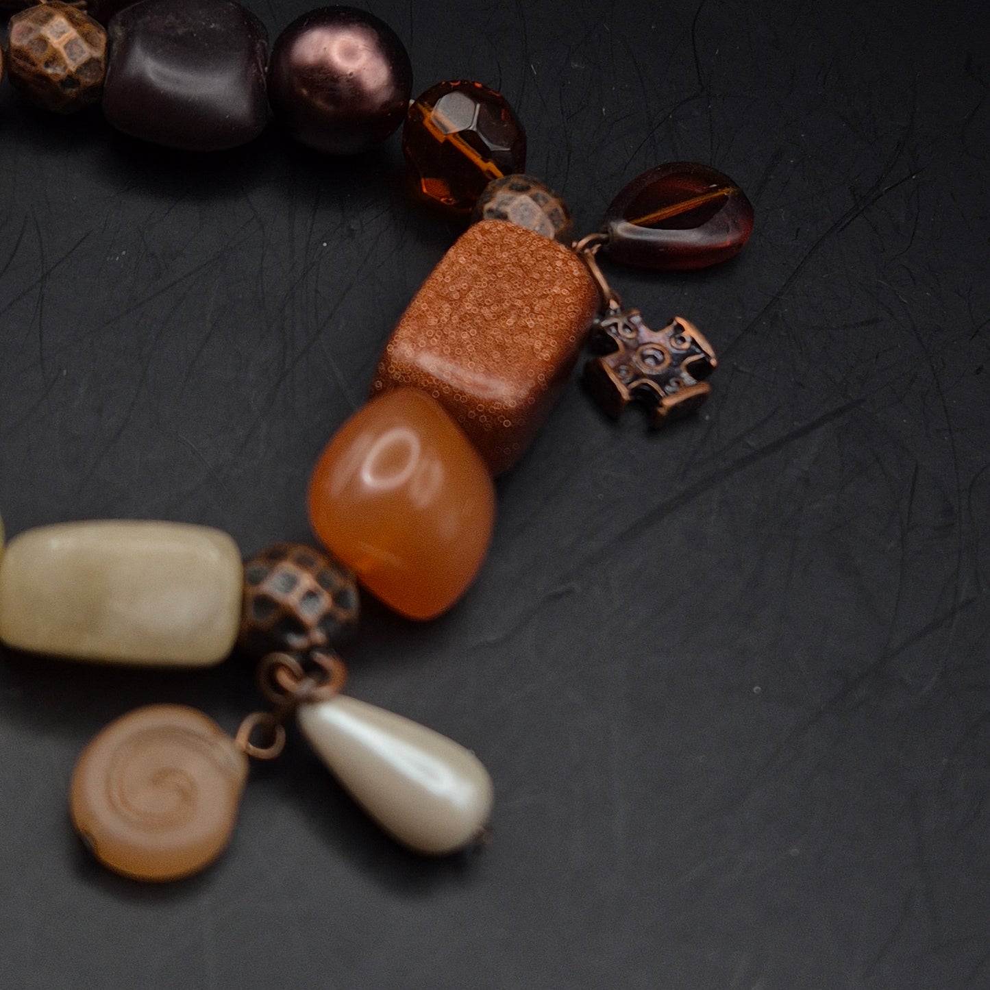 Stilvolles Damen Armband – Erdtöne mit Goldfluss und Charms