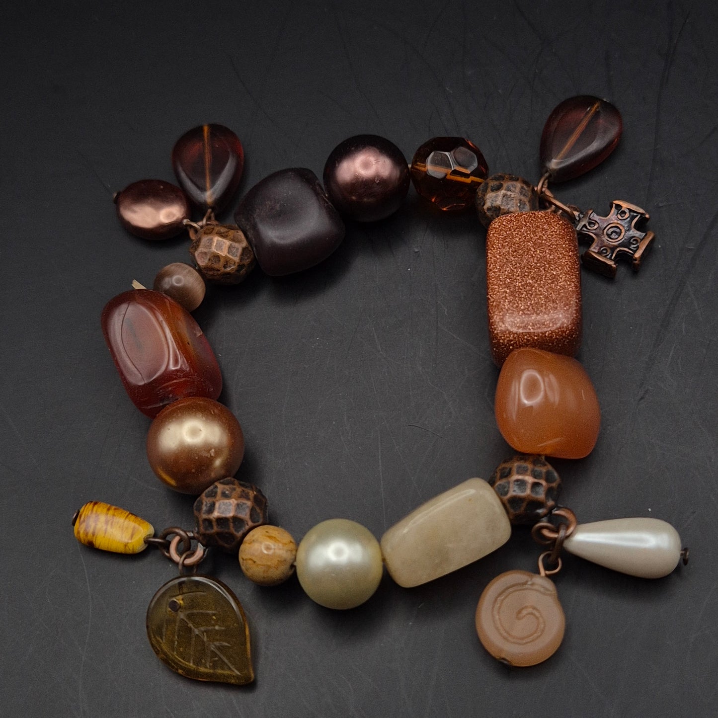Stilvolles Damen Armband – Erdtöne mit Goldfluss und Charms