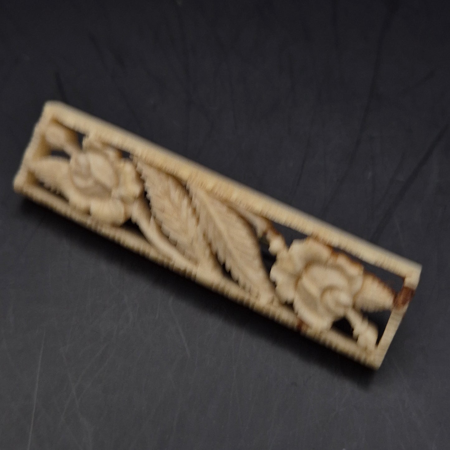 Antike Brosche mit Rosen Schnitzerei – Filigranes Vintage Design
