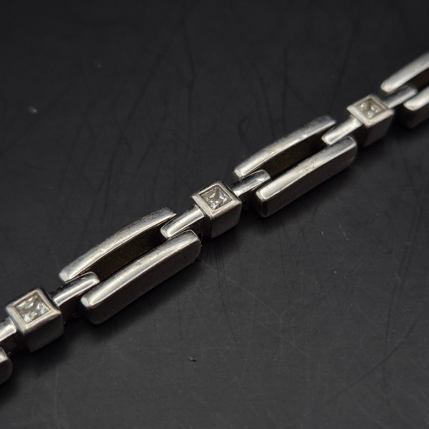 Modernes Damen Armband – Silberfarben mit funkelnden Zirkonia
