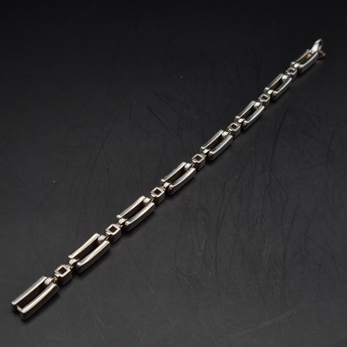 Modernes Damen Armband – Silberfarben mit funkelnden Zirkonia