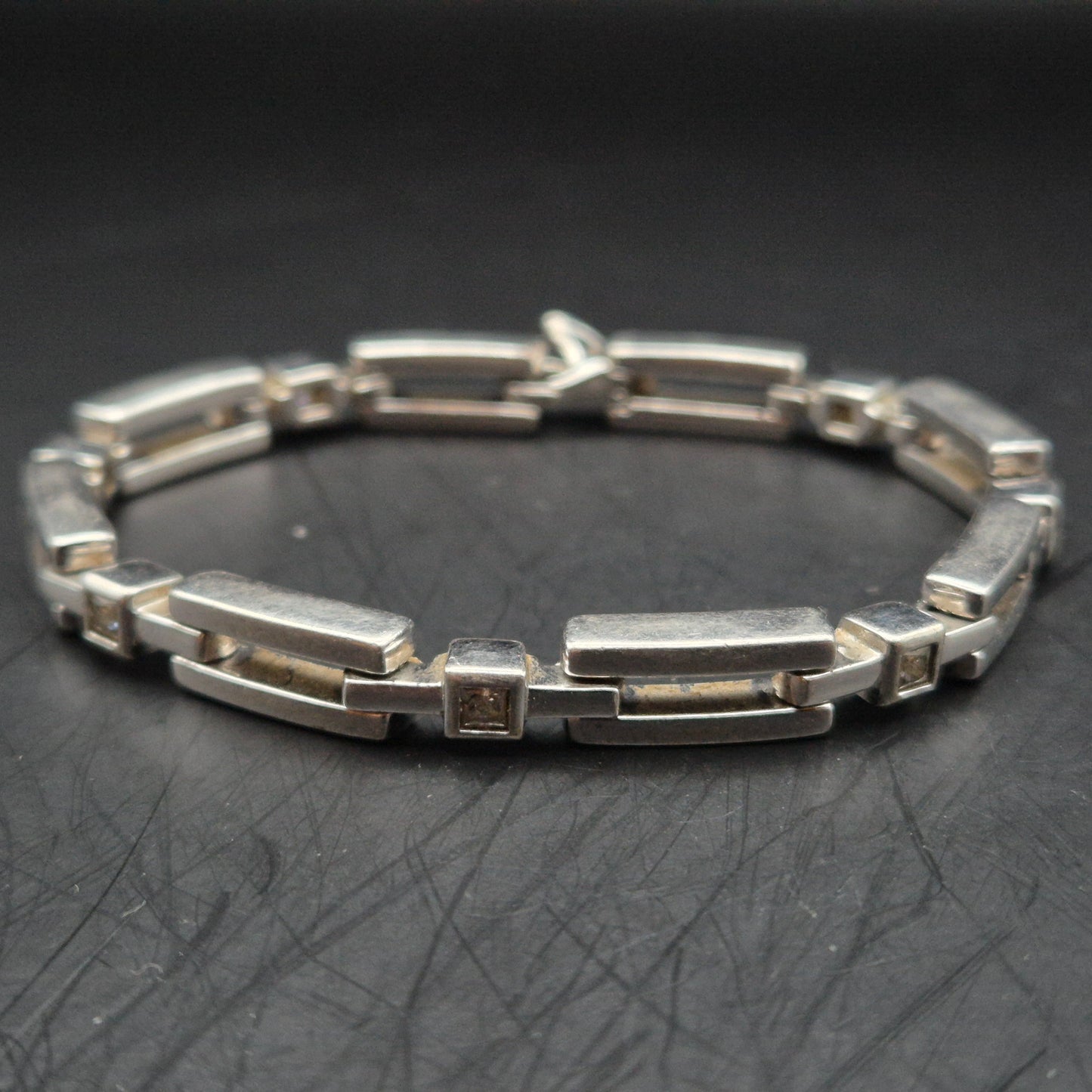 Modernes Damen Armband – Silberfarben mit funkelnden Zirkonia