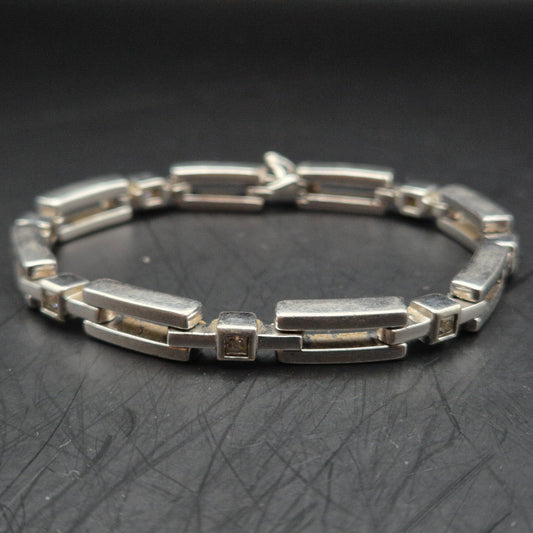 Modernes Damen Armband – Silberfarben mit funkelnden Zirkonia