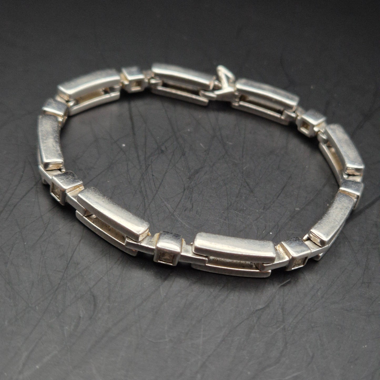 Modernes Damen Armband – Silberfarben mit funkelnden Zirkonia