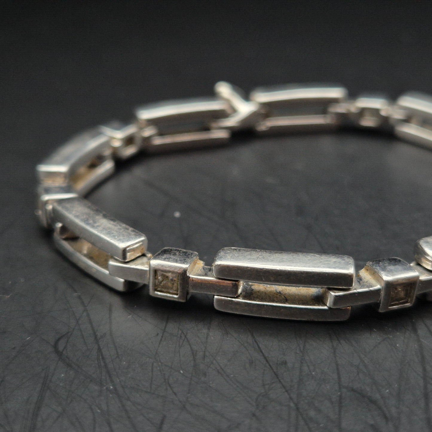Modernes Damen Armband – Silberfarben mit funkelnden Zirkonia