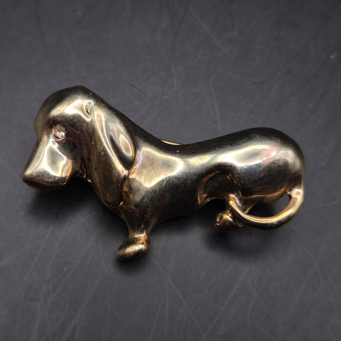 Gold farbene Dackel Brosche – Niedliches Accessoire für Hunde Liebhaber