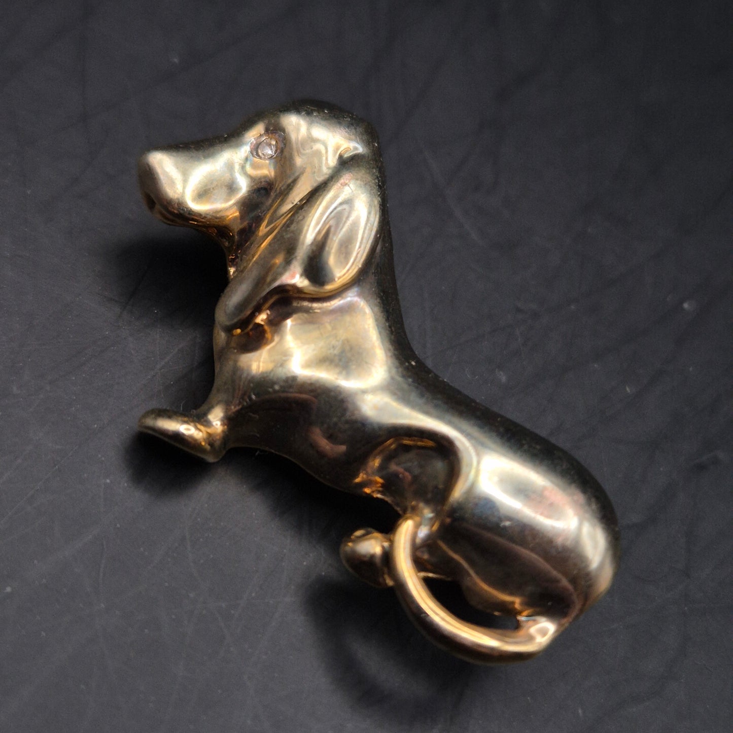 Gold farbene Dackel Brosche – Niedliches Accessoire für Hunde Liebhaber