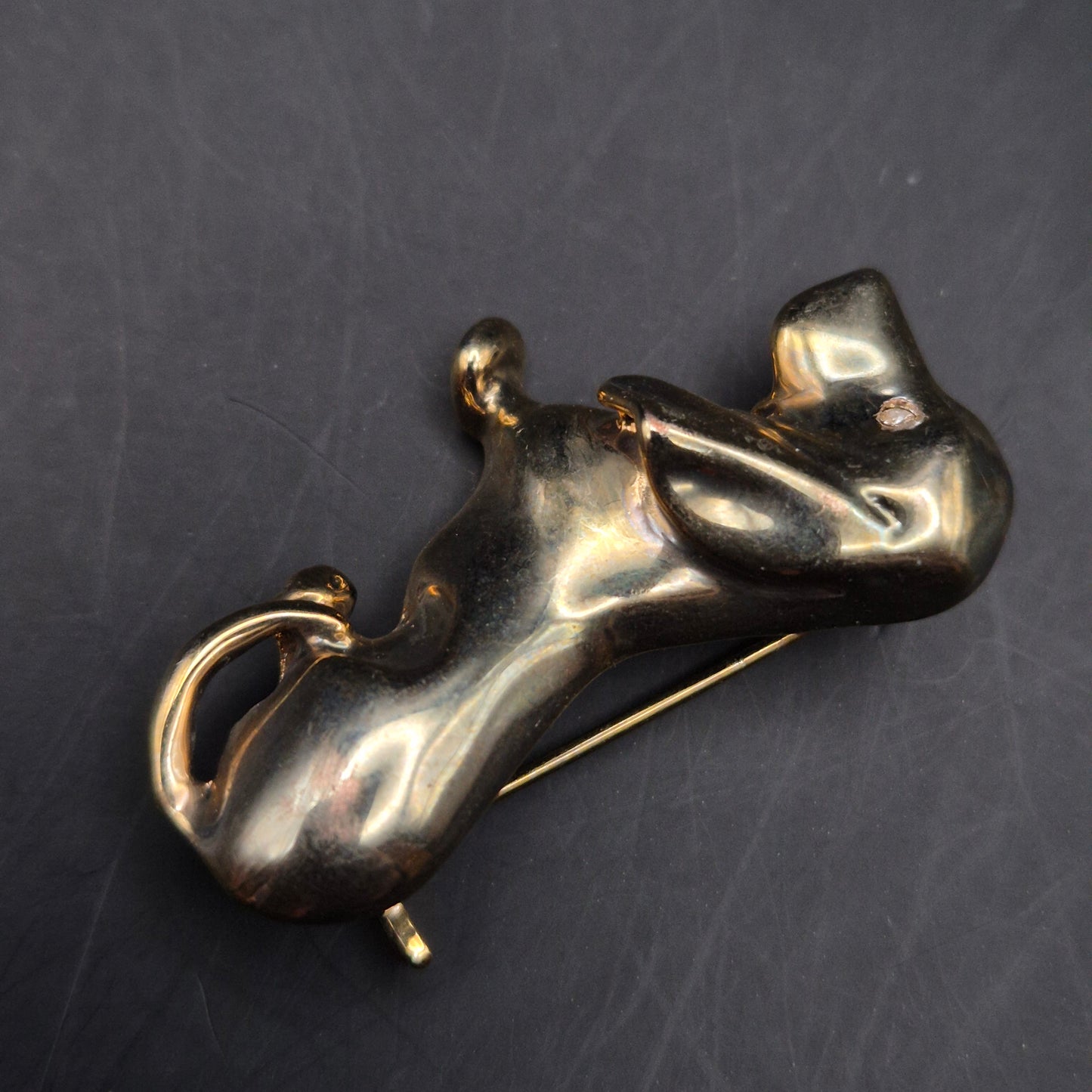 Gold farbene Dackel Brosche – Niedliches Accessoire für Hunde Liebhaber