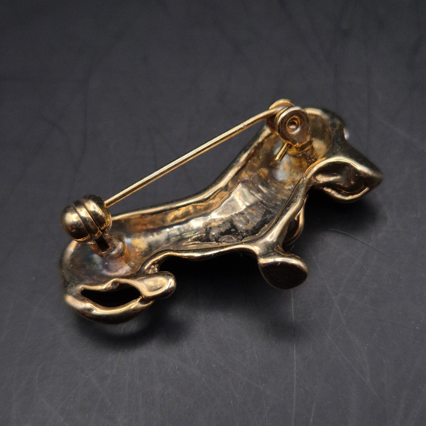Gold farbene Dackel Brosche – Niedliches Accessoire für Hunde Liebhaber