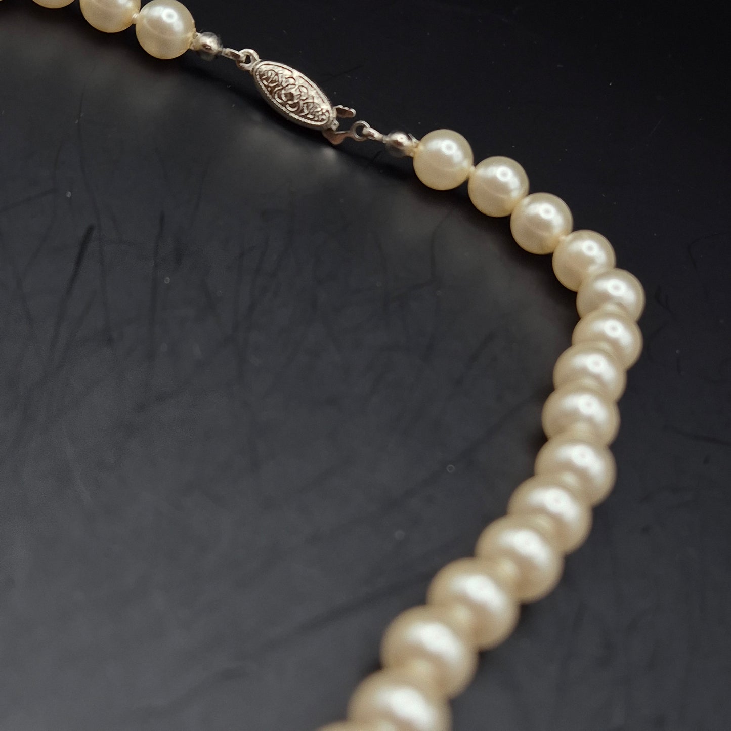 Klassische Perlenkette mit verzierten Steckverschluss – Zeitlose Eleganz
