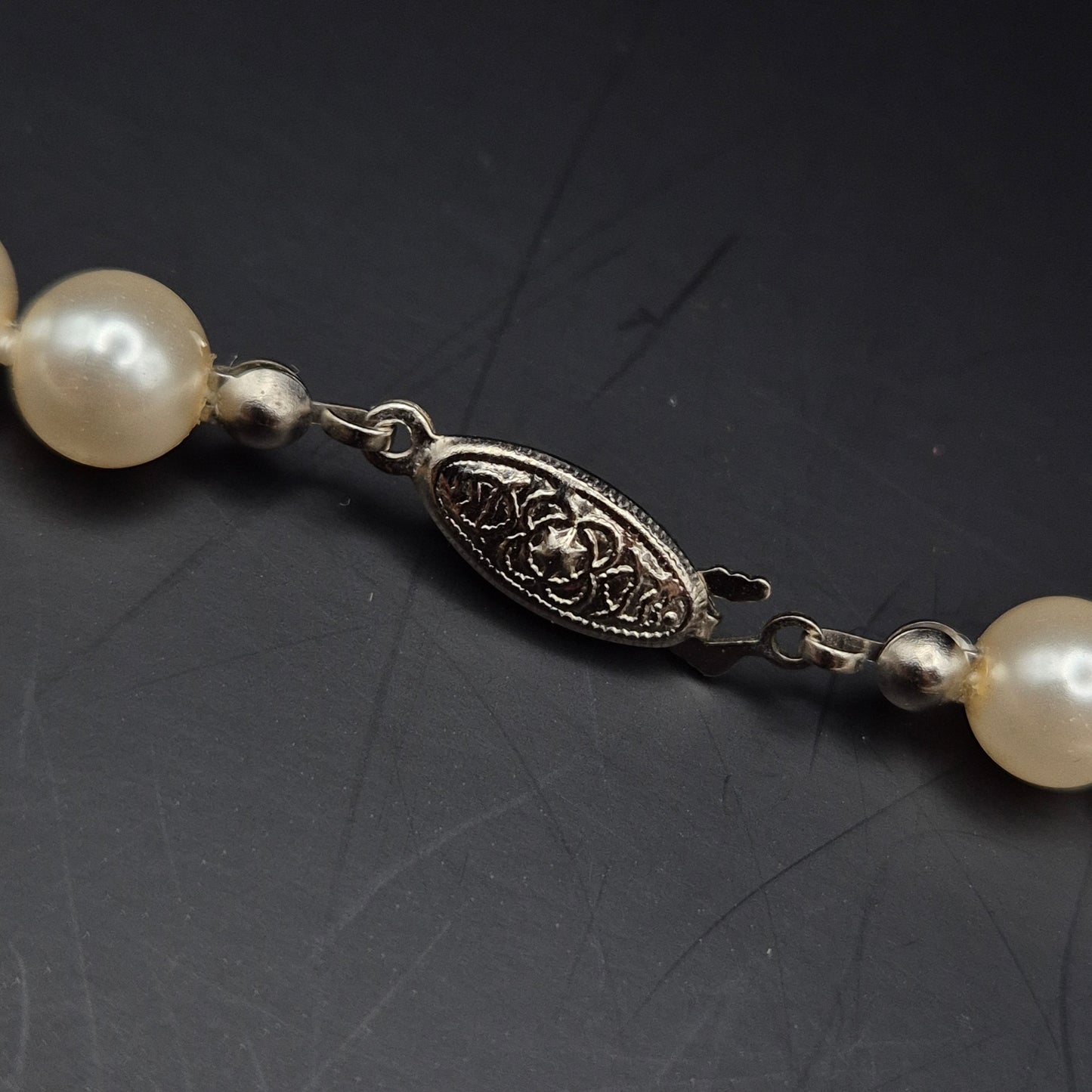 Klassische Perlenkette mit verzierten Steckverschluss – Zeitlose Eleganz