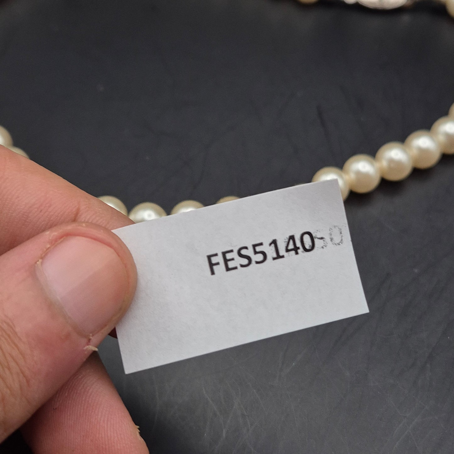 Klassische Perlenkette mit verzierten Steckverschluss – Zeitlose Eleganz