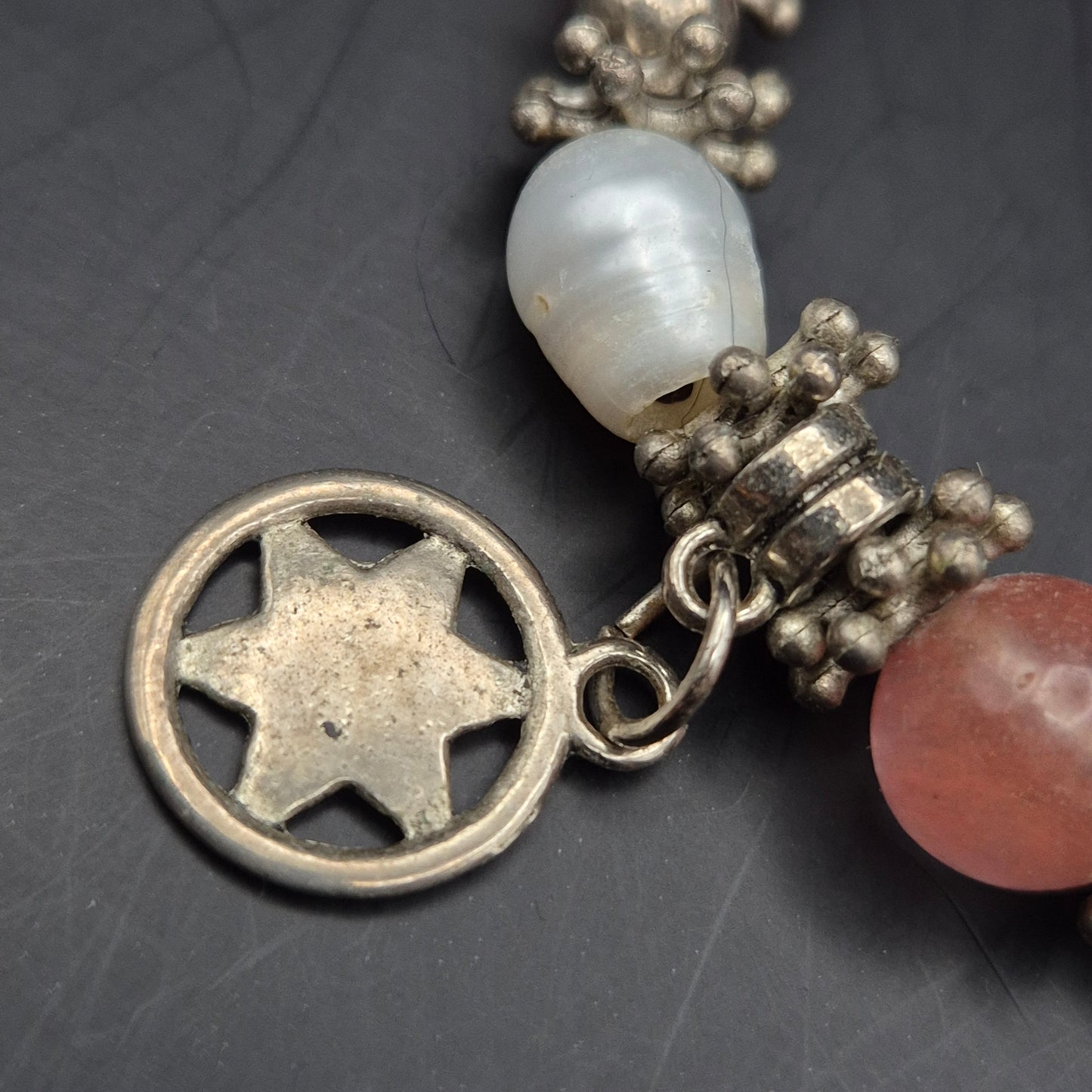 Charmantes Damen Armband mit Rosenquarz & Perlen – Verspielter Boho-Stil