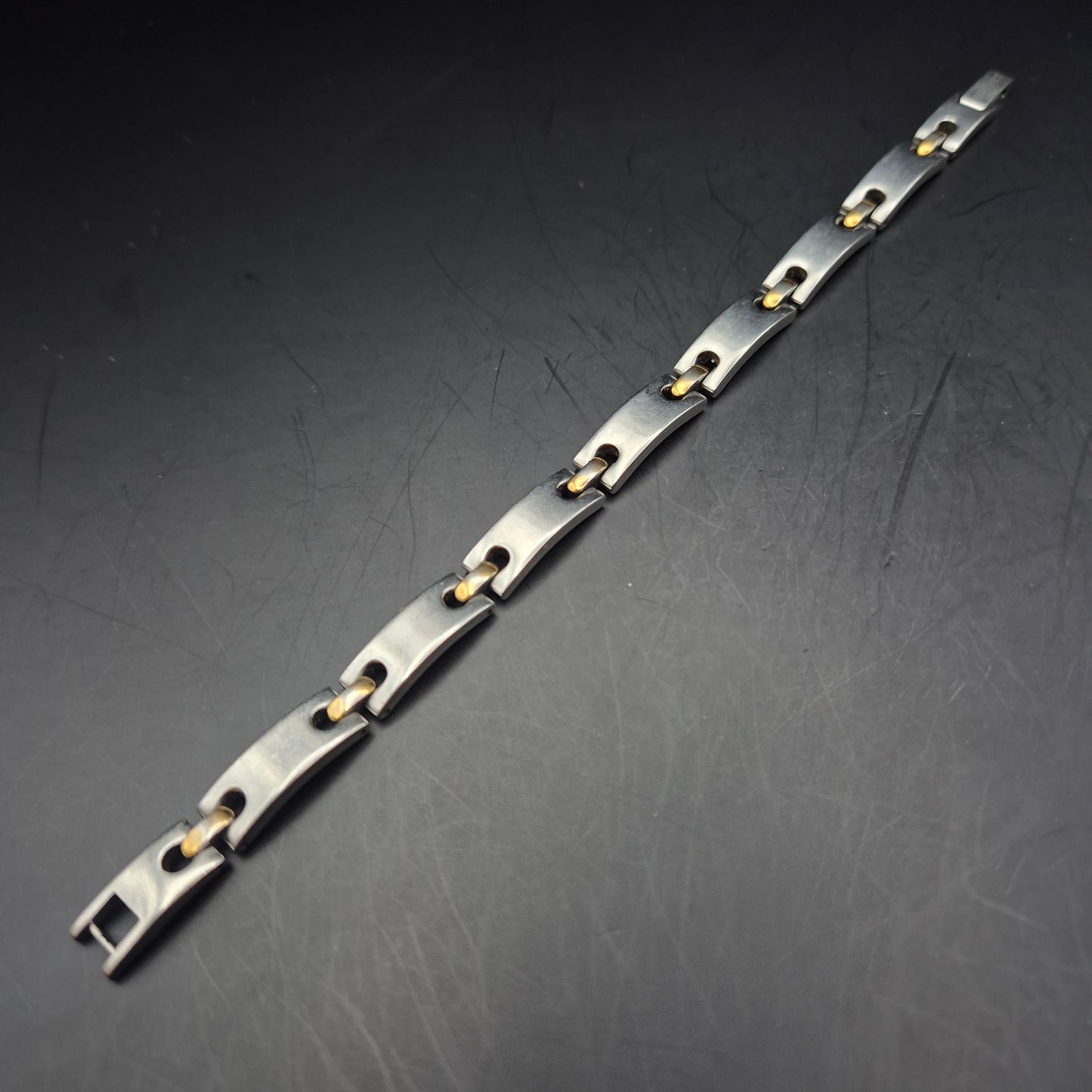 Modernes Rochet Herren Armband – Edelstahl mit Gold-Akzenten
