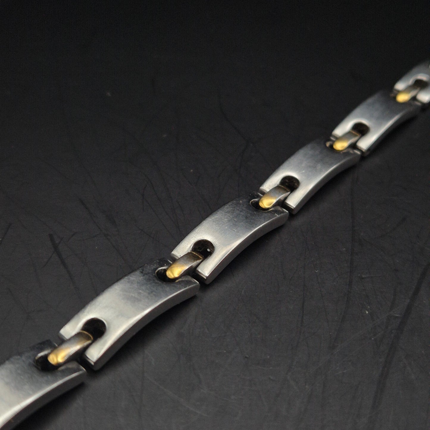 Modernes Rochet Herren Armband – Edelstahl mit Gold-Akzenten
