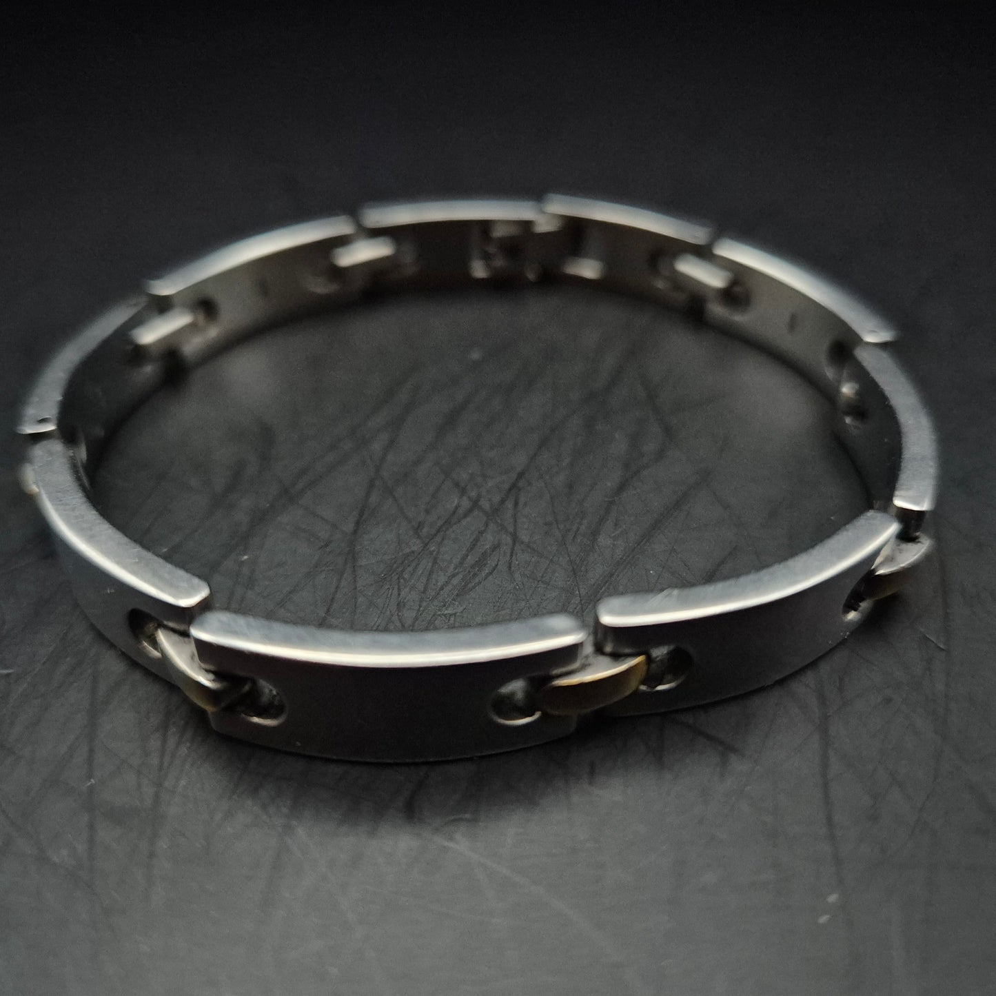 Modernes Rochet Herren Armband – Edelstahl mit Gold-Akzenten