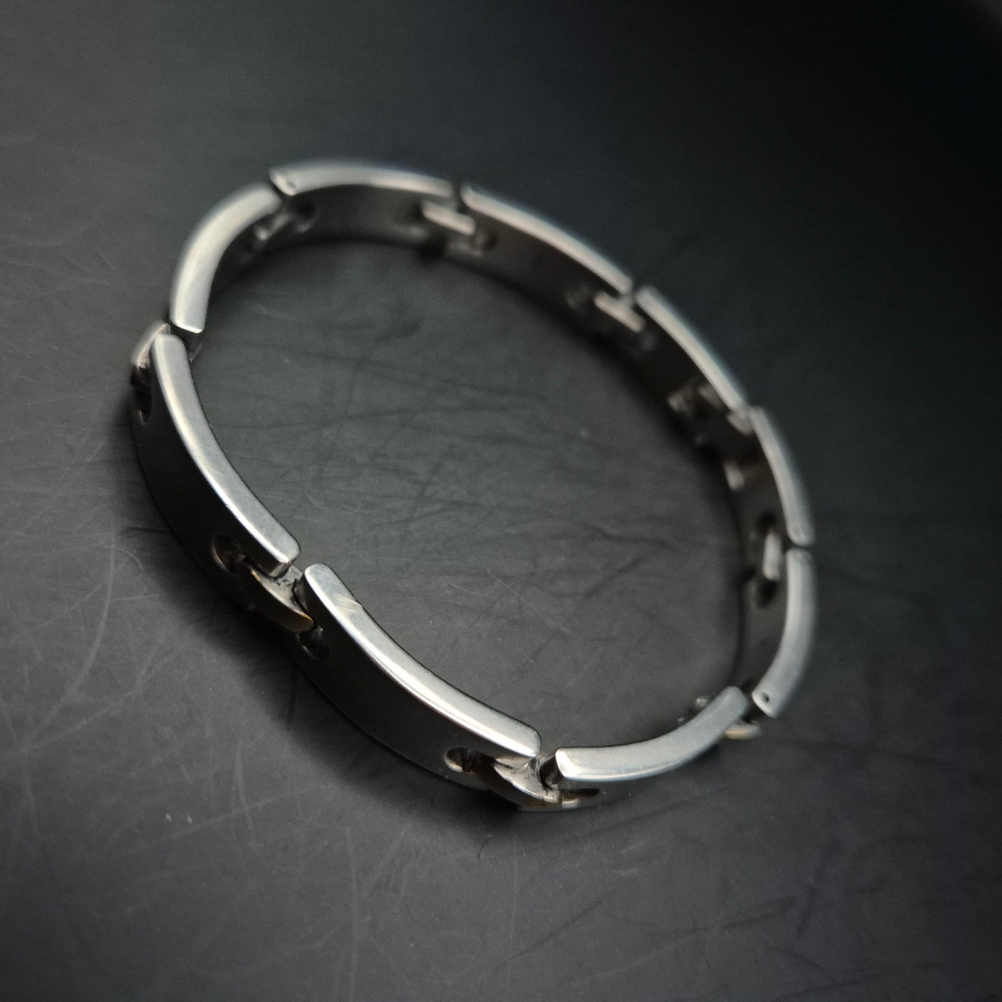Modernes Rochet Herren Armband – Edelstahl mit Gold-Akzenten