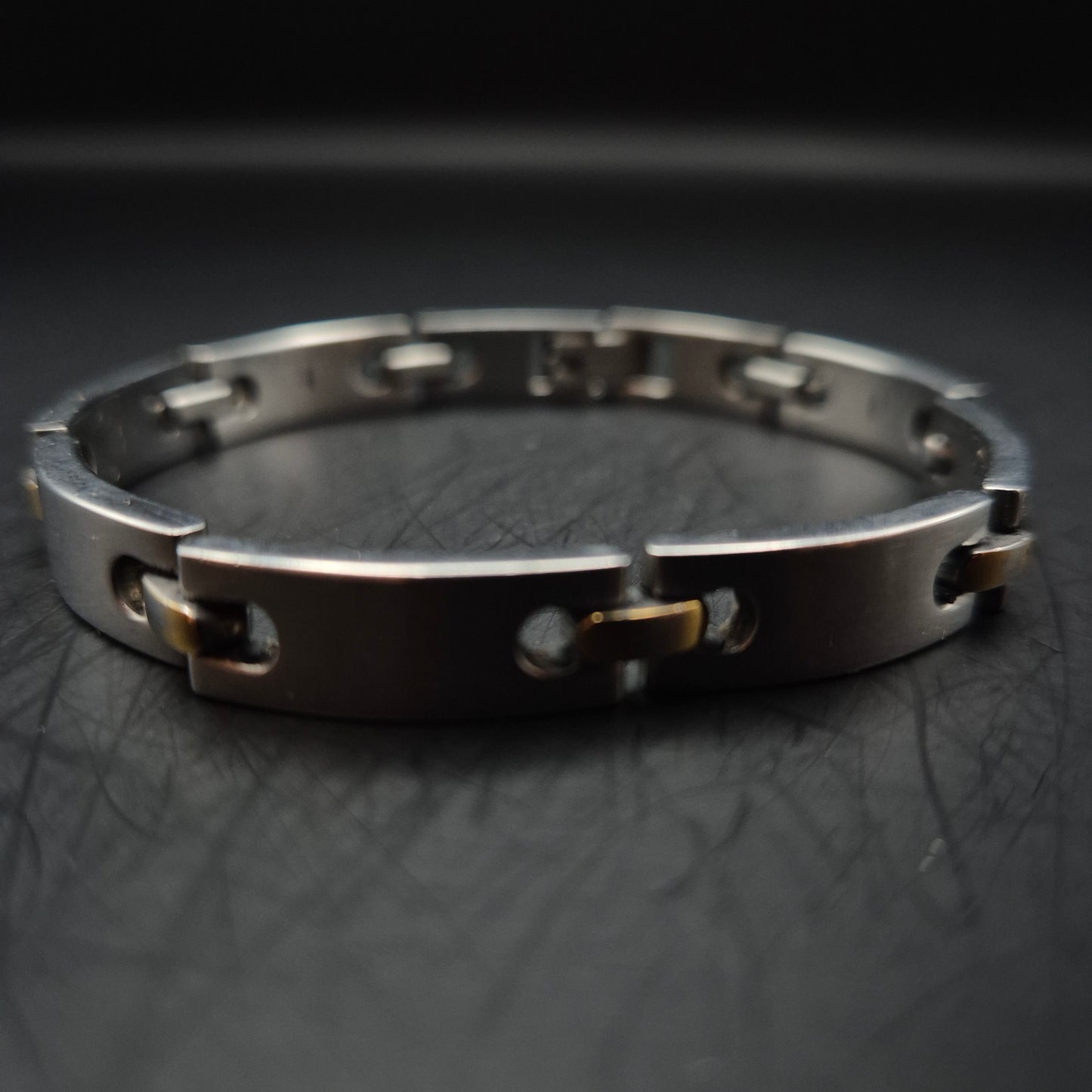 Modernes Rochet Herren Armband – Edelstahl mit Gold-Akzenten