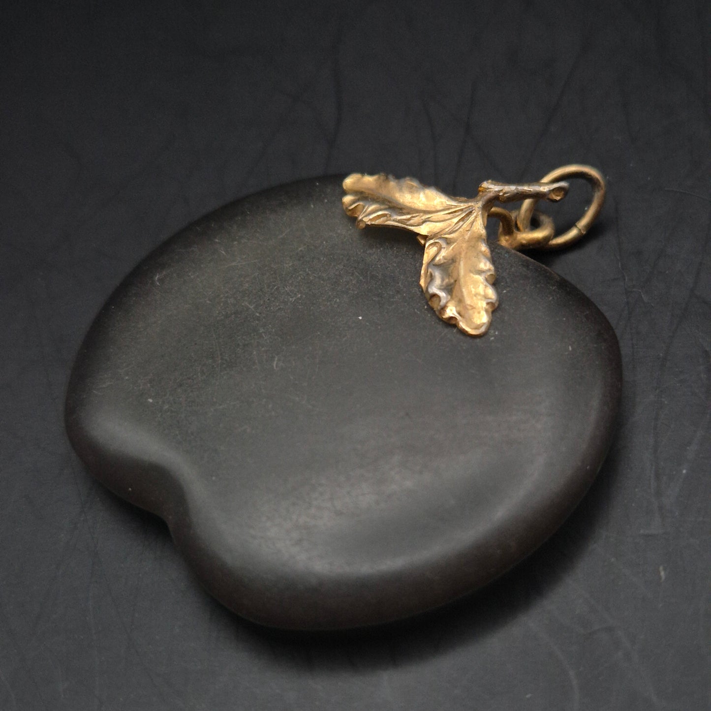 Exklusiver Vintage Apfel Anhänger – Schwarzer Stein mit goldenem Blatt