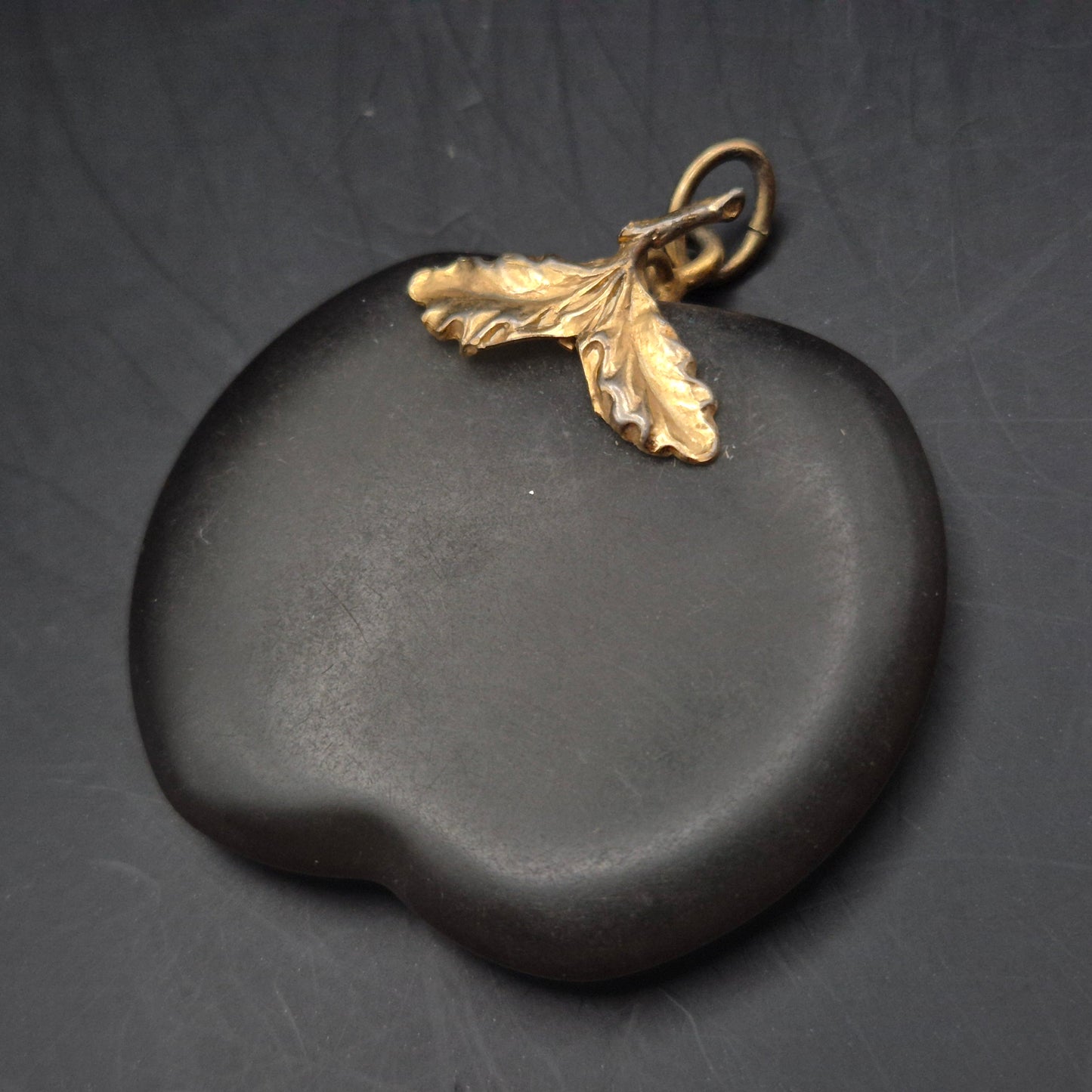 Exklusiver Vintage Apfel Anhänger – Schwarzer Stein mit goldenem Blatt