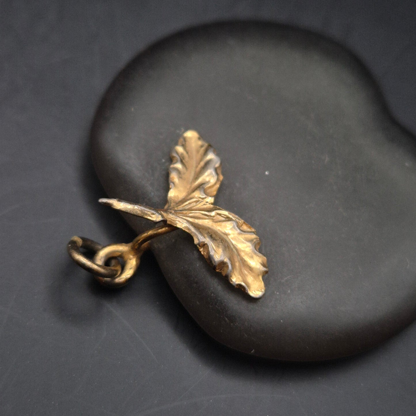 Exklusiver Vintage Apfel Anhänger – Schwarzer Stein mit goldenem Blatt