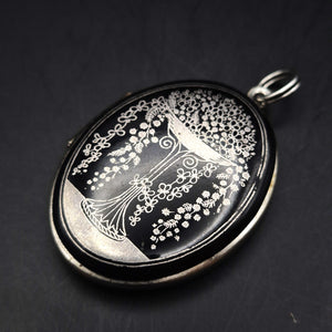 Vintage Medaillon Anhänger – Klassisches Florales Design in Schwarz & Silber