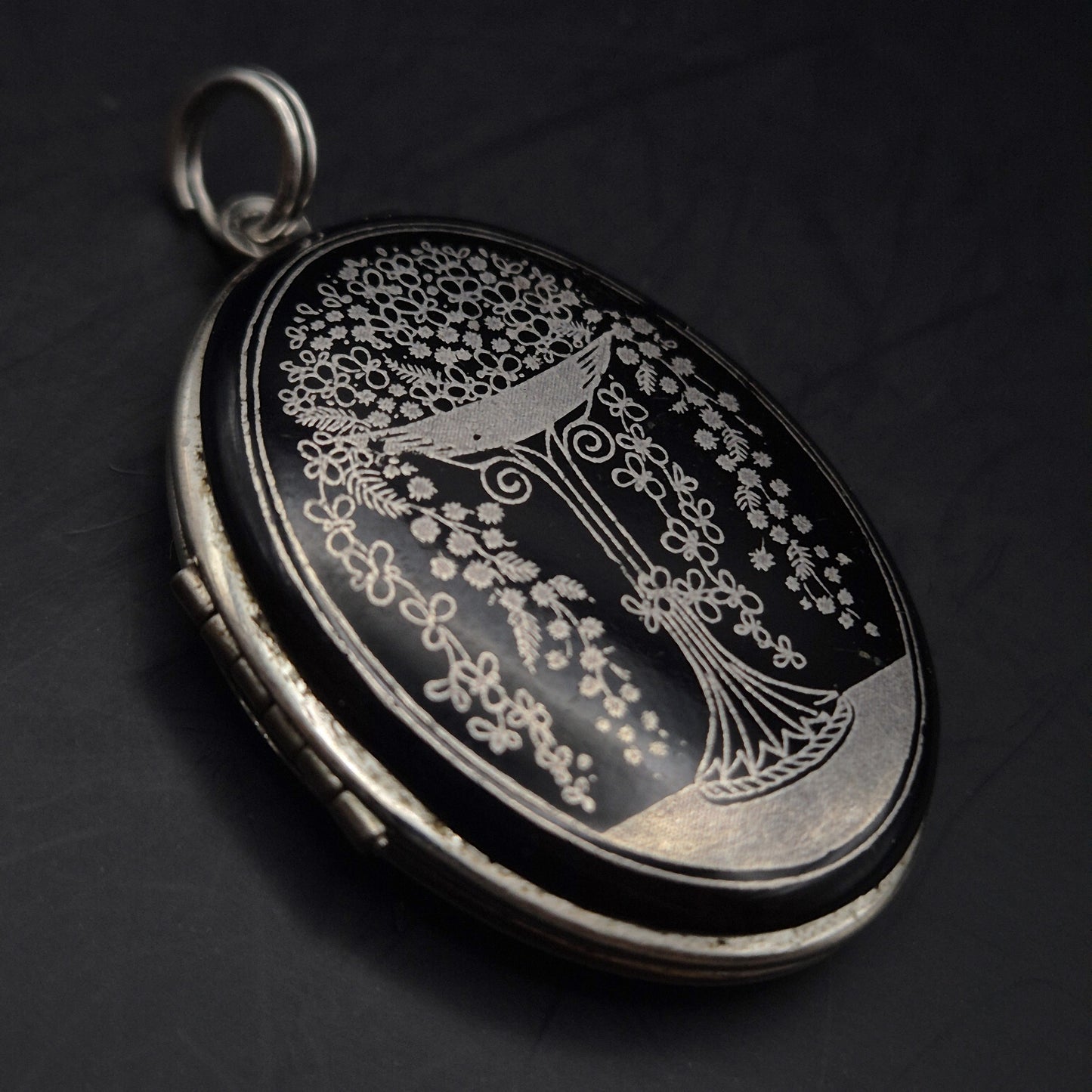 Vintage Medaillon Anhänger – Klassisches Florales Design in Schwarz & Silber