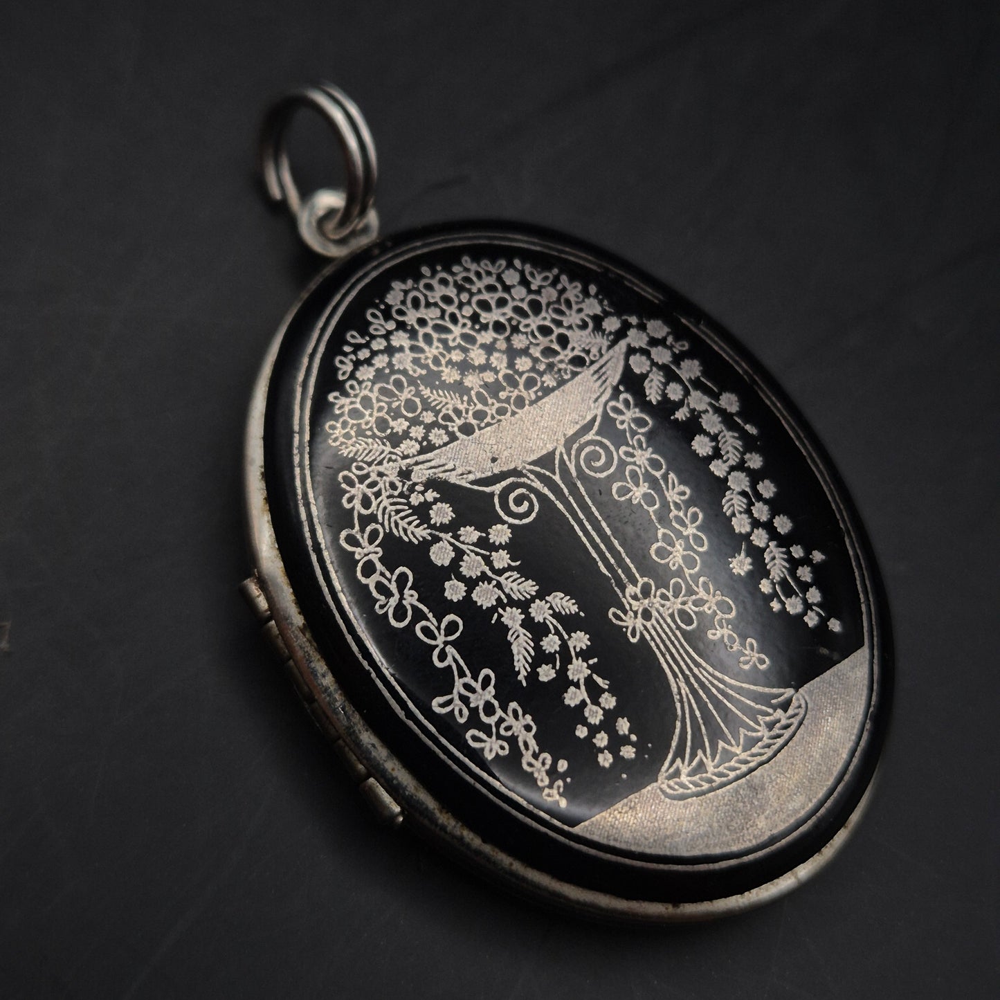 Vintage Medaillon Anhänger – Klassisches Florales Design in Schwarz & Silber