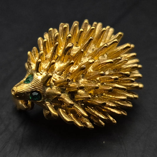Charmante Vintage Igel Brosche – Goldfarben mit grünen Kristallaugen